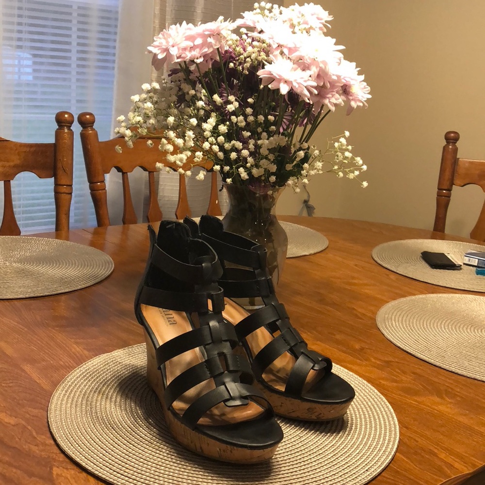 Black wedges
